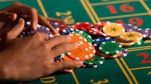 Permainan live casino dengan dealer profesional dan interaktif